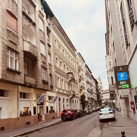 Opera Hotel *